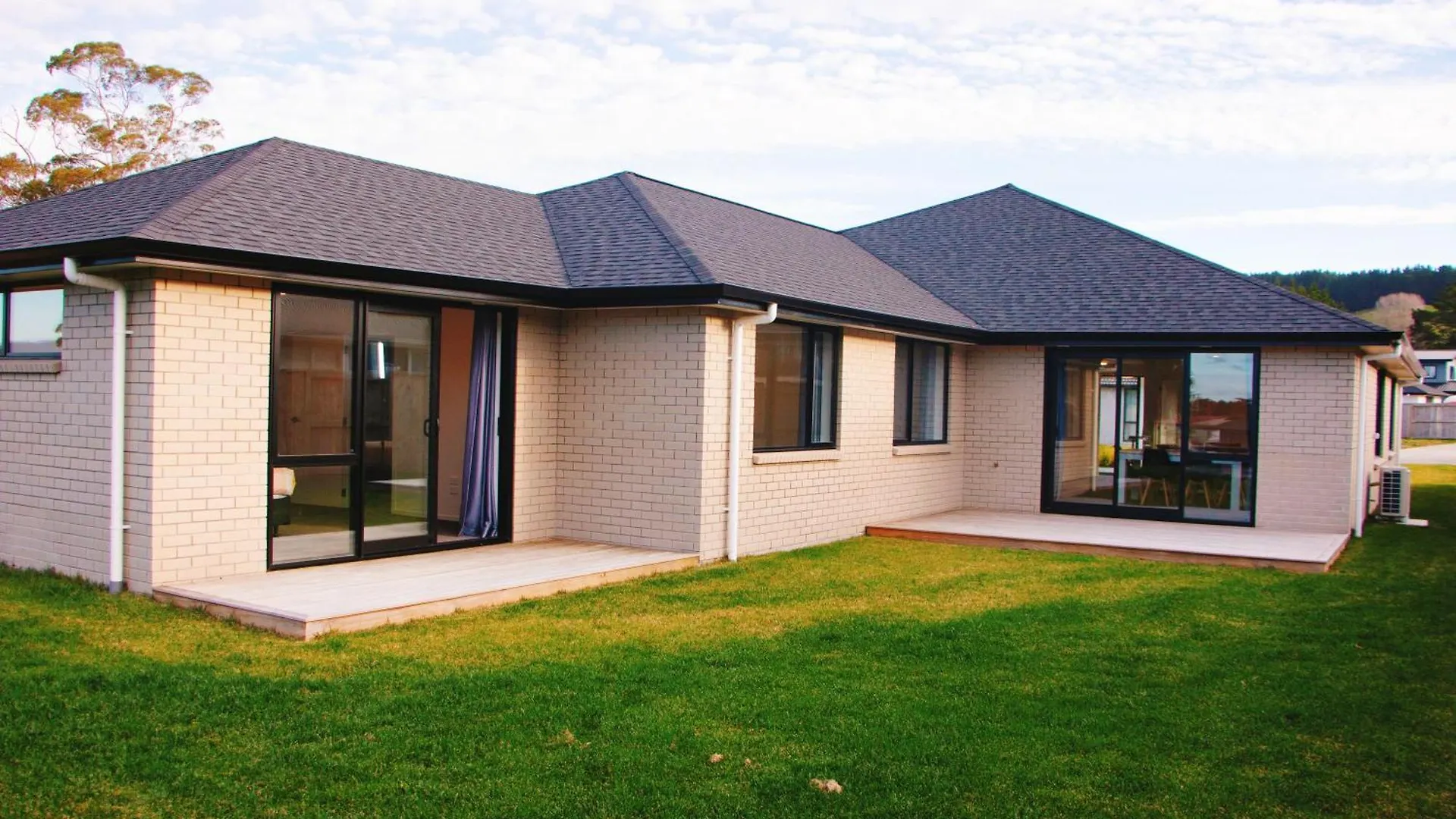 Modern Chic - Ideal Location - 5 Bedrooms - In Rotorua