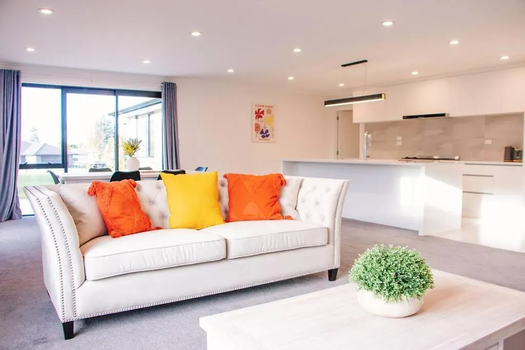 Modern Chic - Ideal Location - 5 Bedrooms - In Rotorua