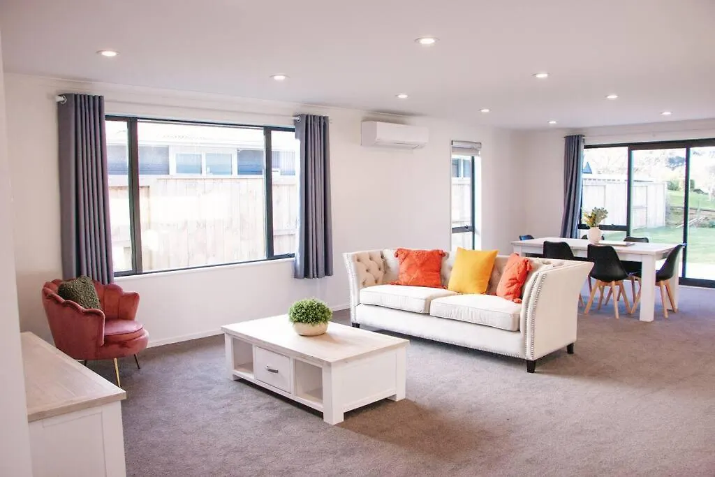 Modern Chic - Ideal Location - 5 Bedrooms - In Rotorua Holiday home