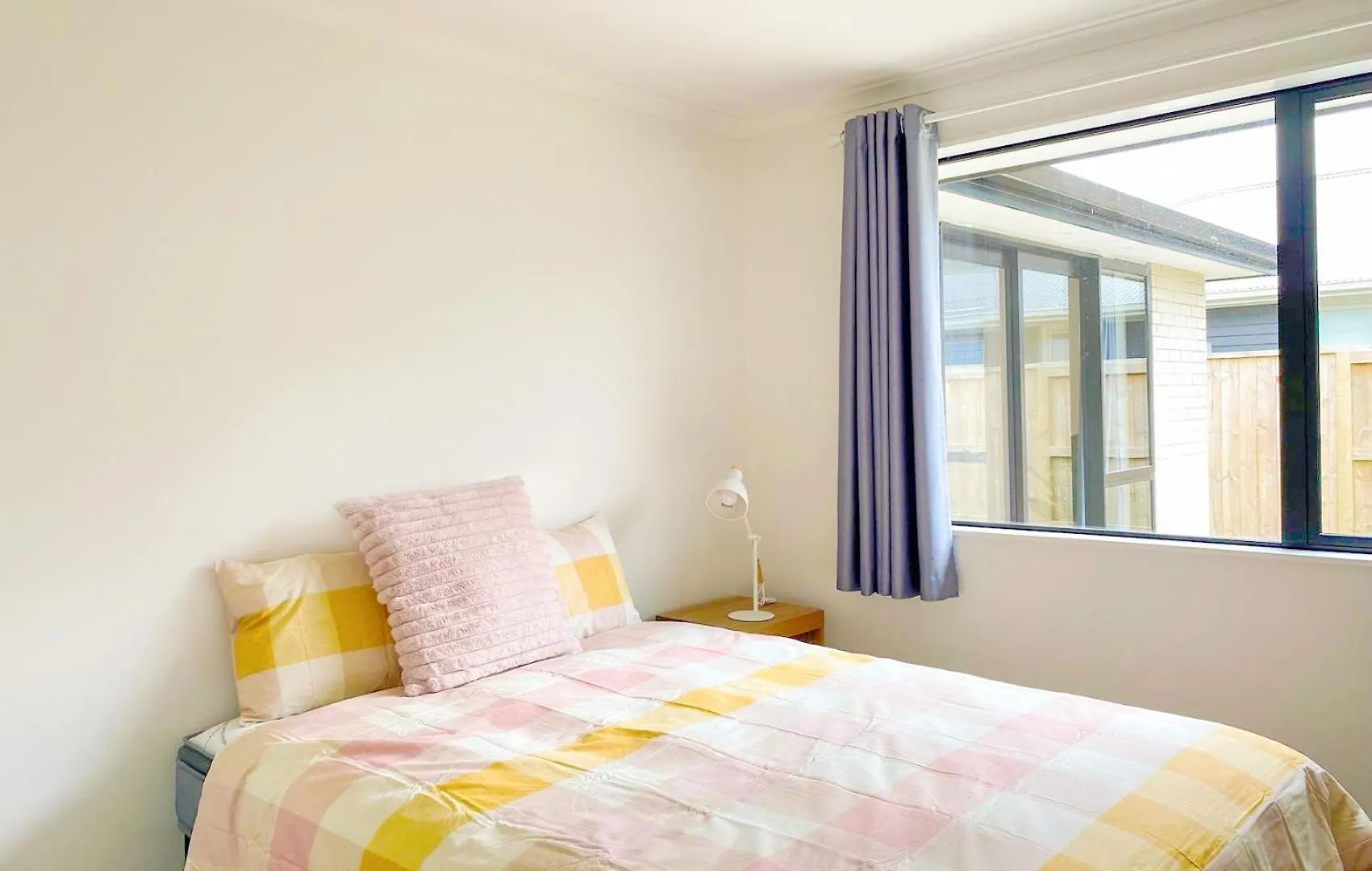 Modern Chic - Ideal Location - 5 Bedrooms - In Rotorua