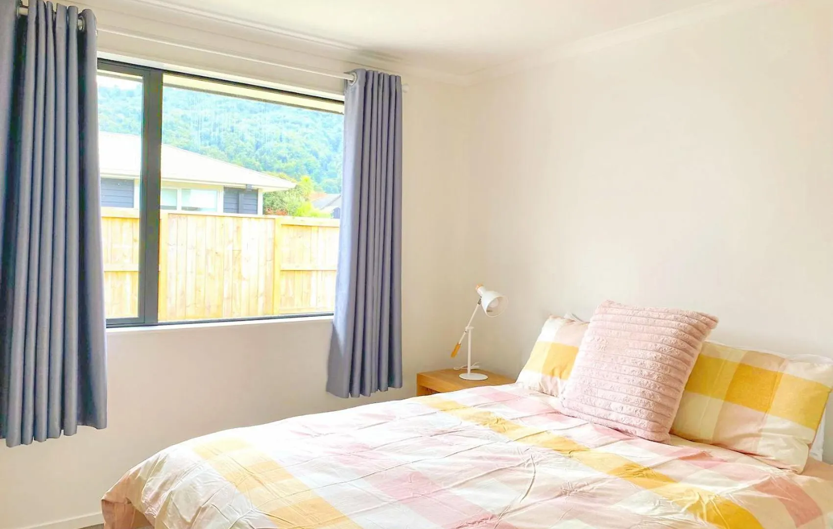 Modern Chic - Ideal Location - 5 Bedrooms - In Rotorua 0*,