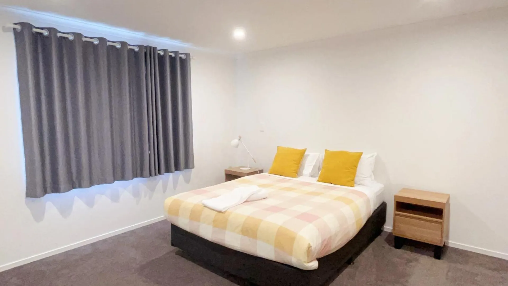 Modern Chic - Ideal Location - 5 Bedrooms - In Rotorua