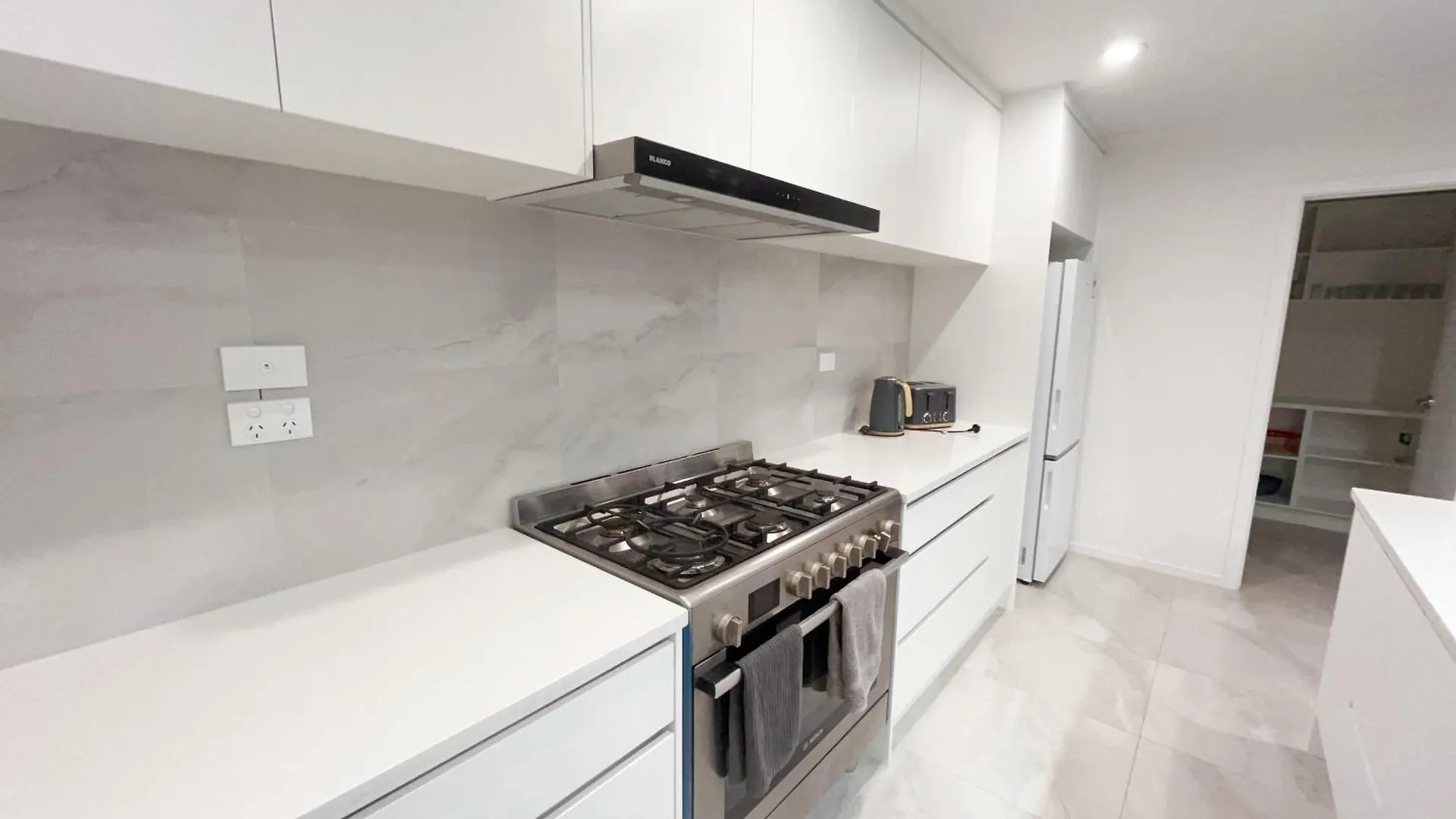 Modern Chic - Ideal Location - 5 Bedrooms - In Rotorua 0*,